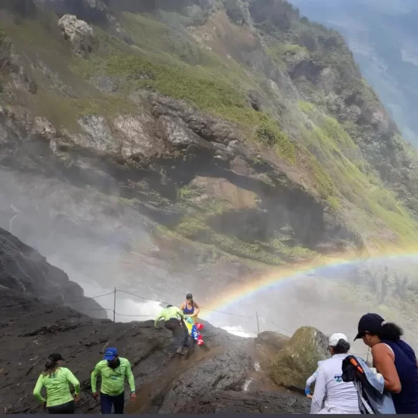 Venta de un tour grupal de día de sol de Salto del Aures Reserva Natural